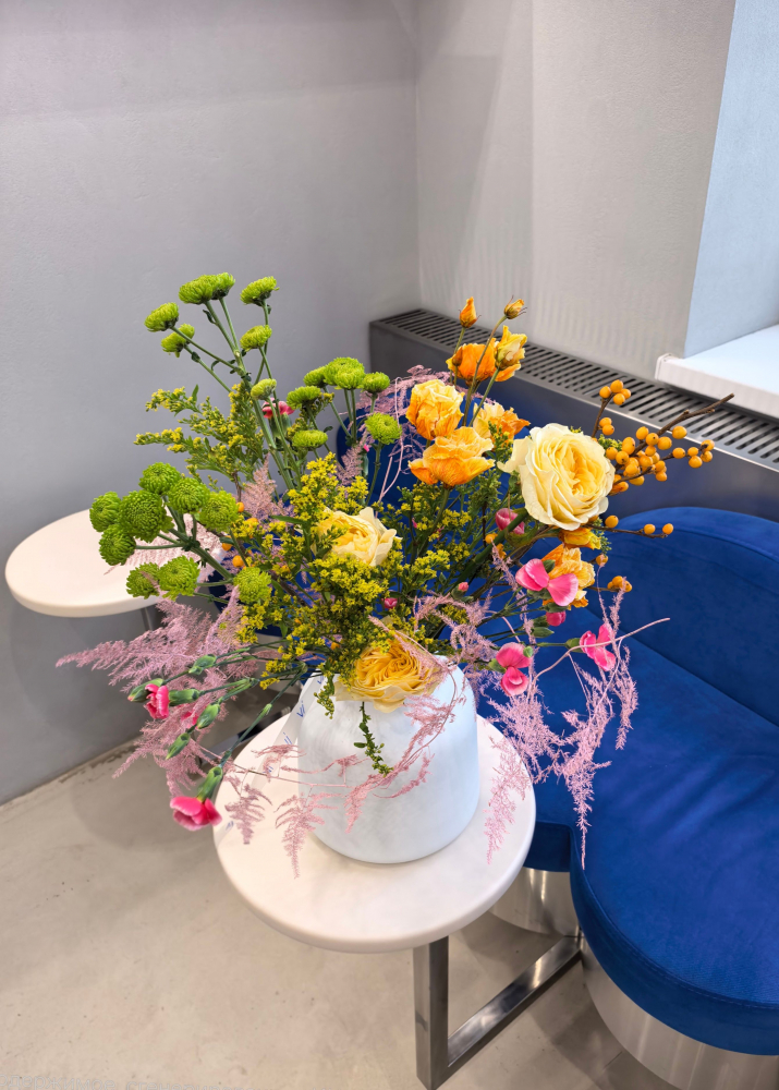 Букет из розового аспарагуса и илекса