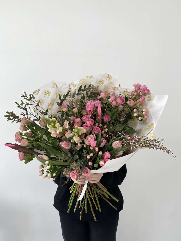 Букет из кустовых роз, гиперикума и ирисов