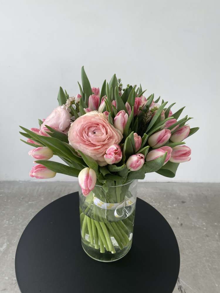 Букет из ранункулюсов и розовых тюльпанов