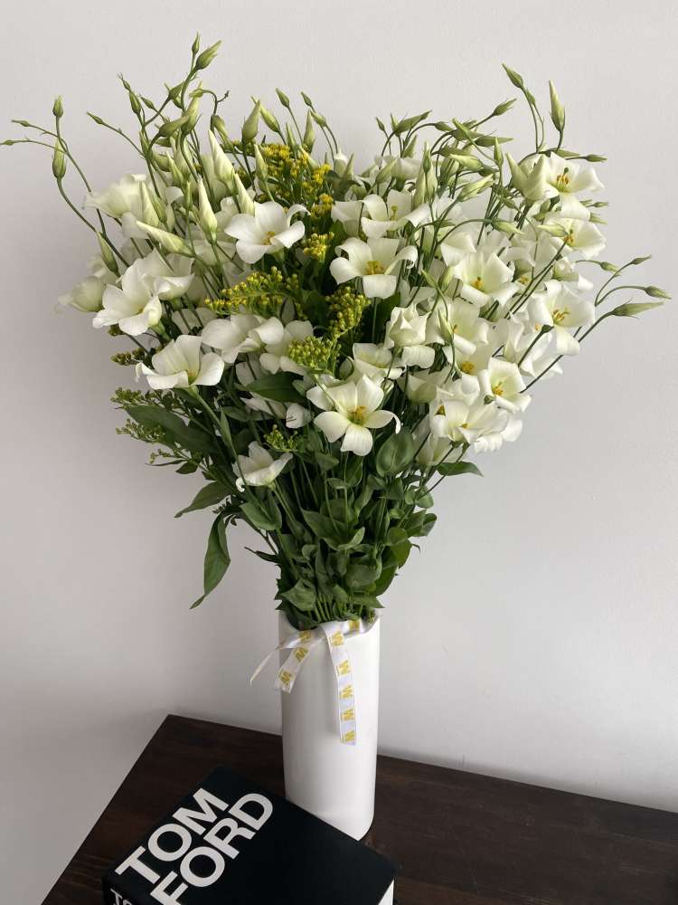 Букет из лизиантуса эн ботаник и солидаго