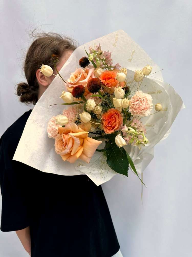 Букет с пионовидной розой и гвоздикой