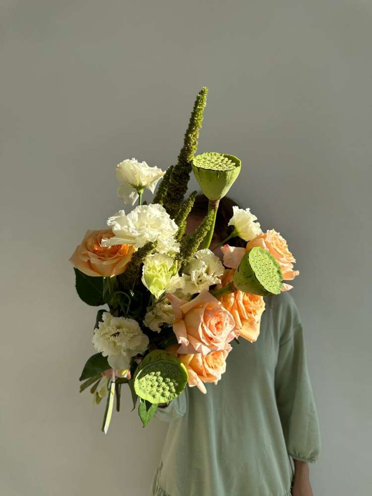 Букет из лотосов, роз и лизиантуса