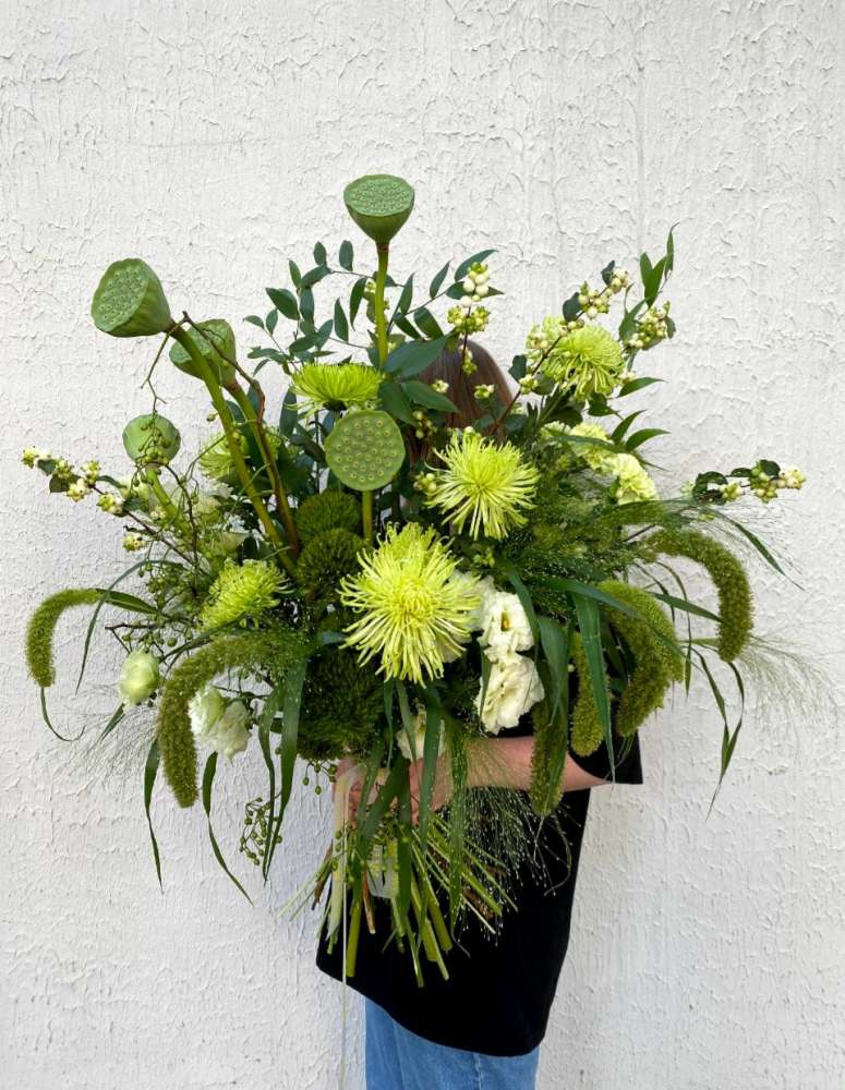 Букет из лотосов, хризантемы и сеттарии