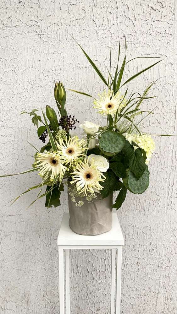 Композиция с герберами и розами