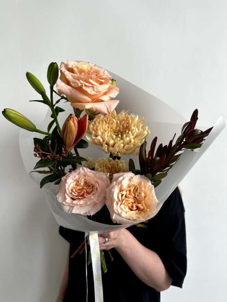 Букет из лилии, хризантемы и пионовидных роз