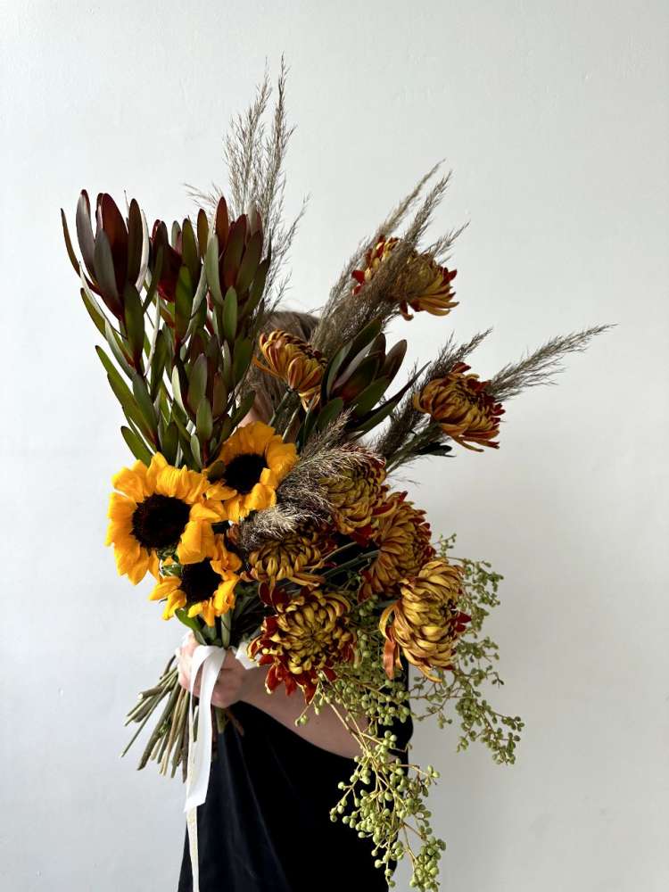 Букет из подсолнухов, хризантем и леукодендрона