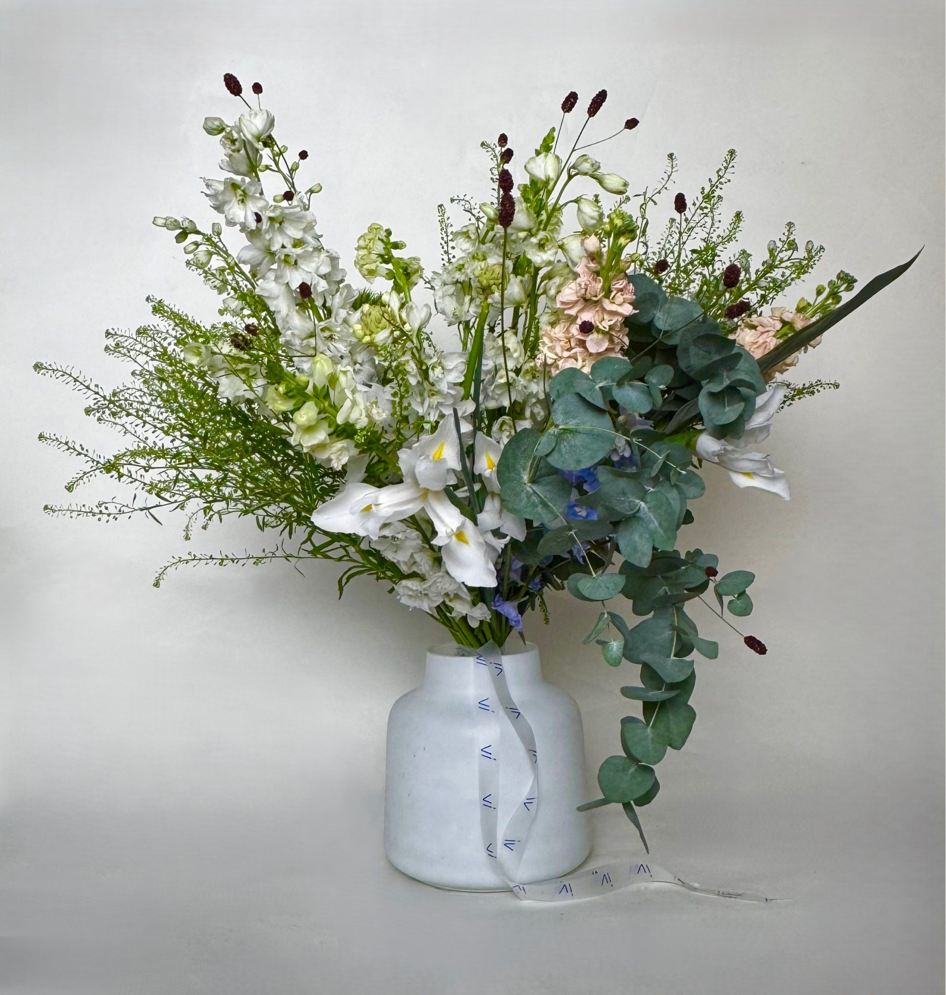 Букет из дельфиниума и ирисов