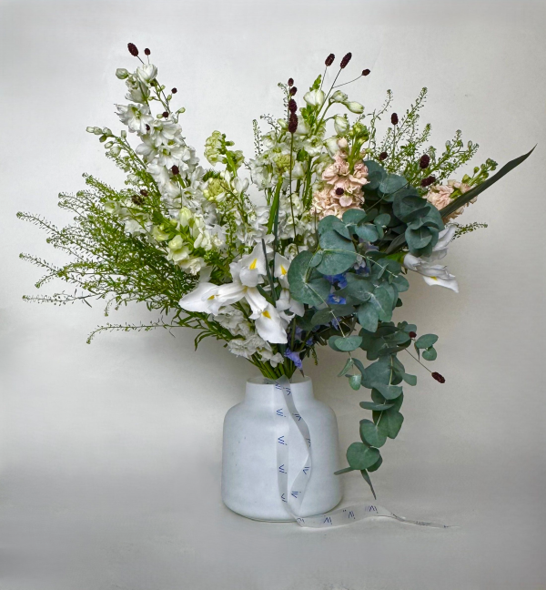 Букет из дельфиниума и ирисов