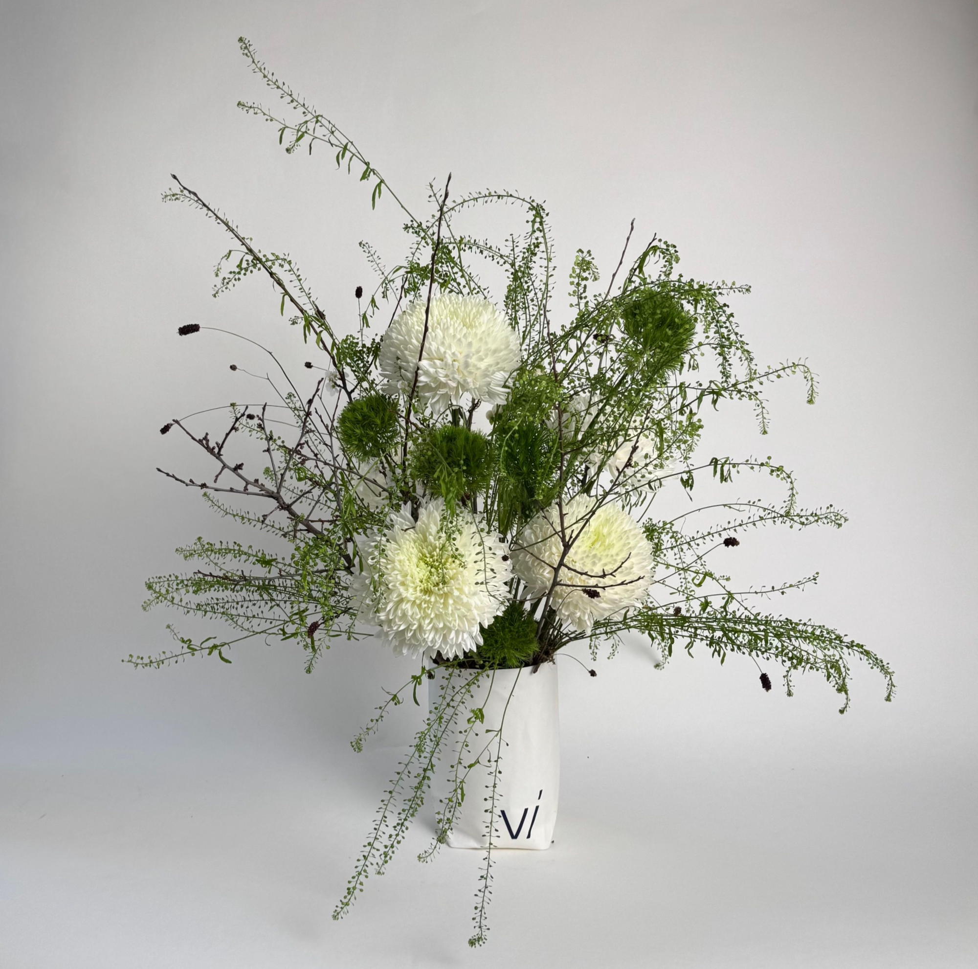 Композиция из хризантемы и теласпии 