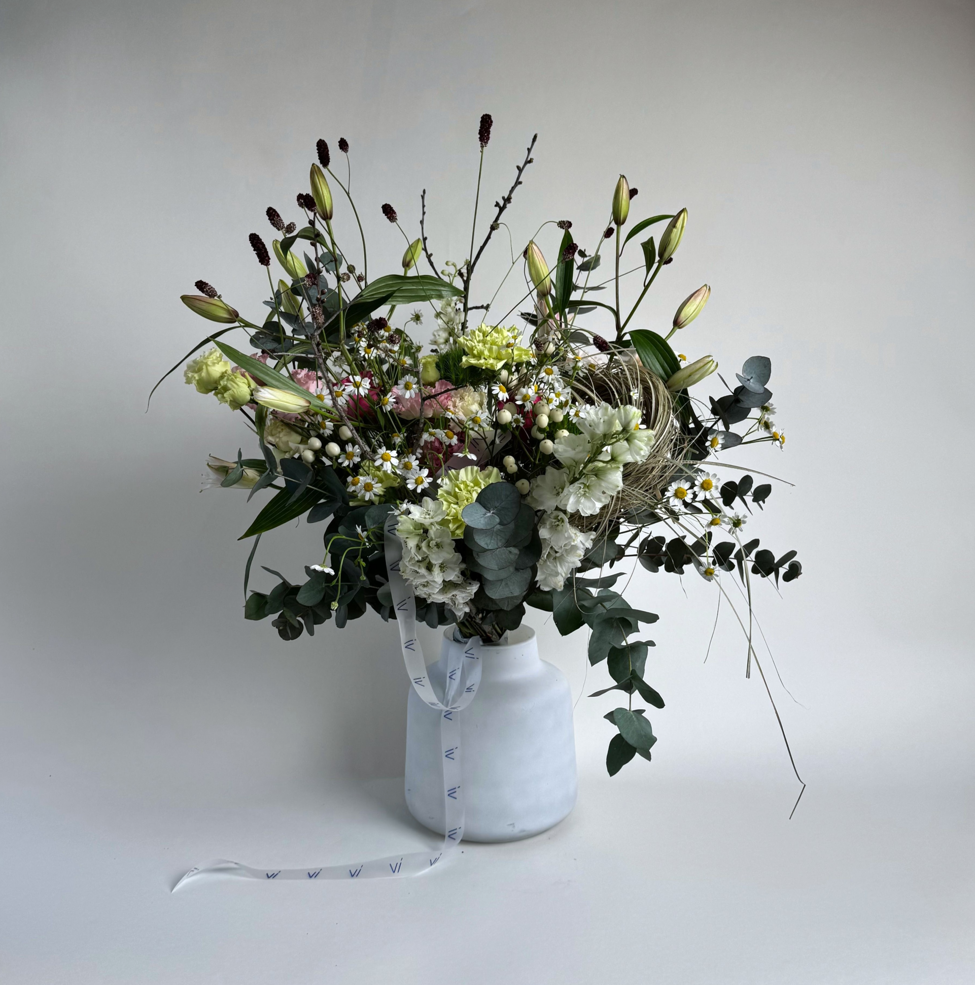 Букет из рогоза, лизиантуса и танацетума