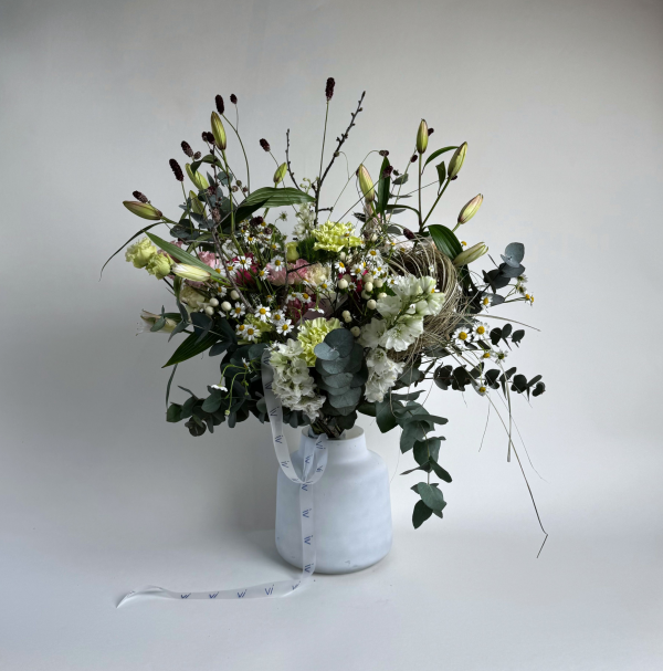 Букет из рогоза, лизиантуса и танацетума