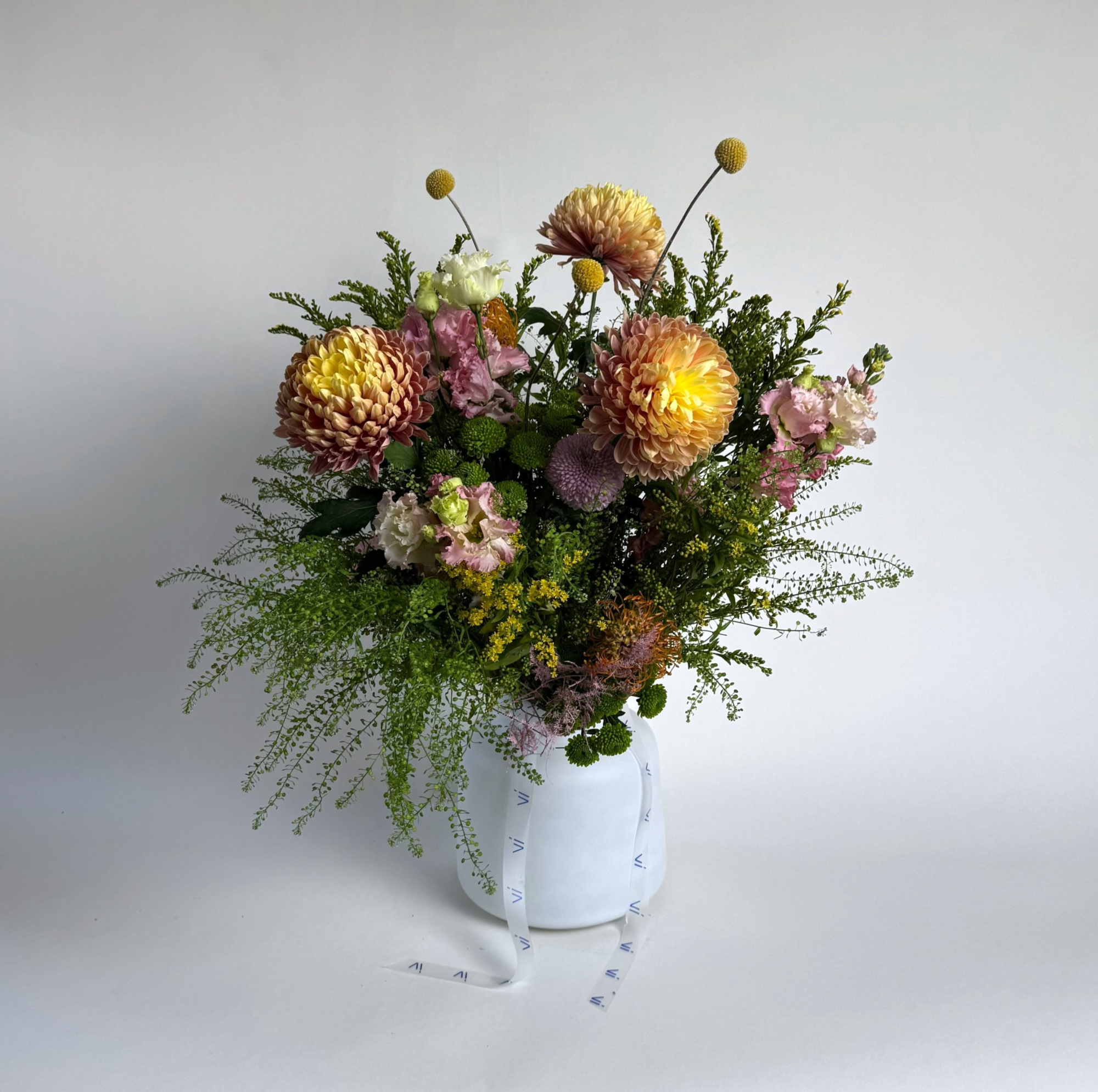 Букет из хризантемы и солидаго