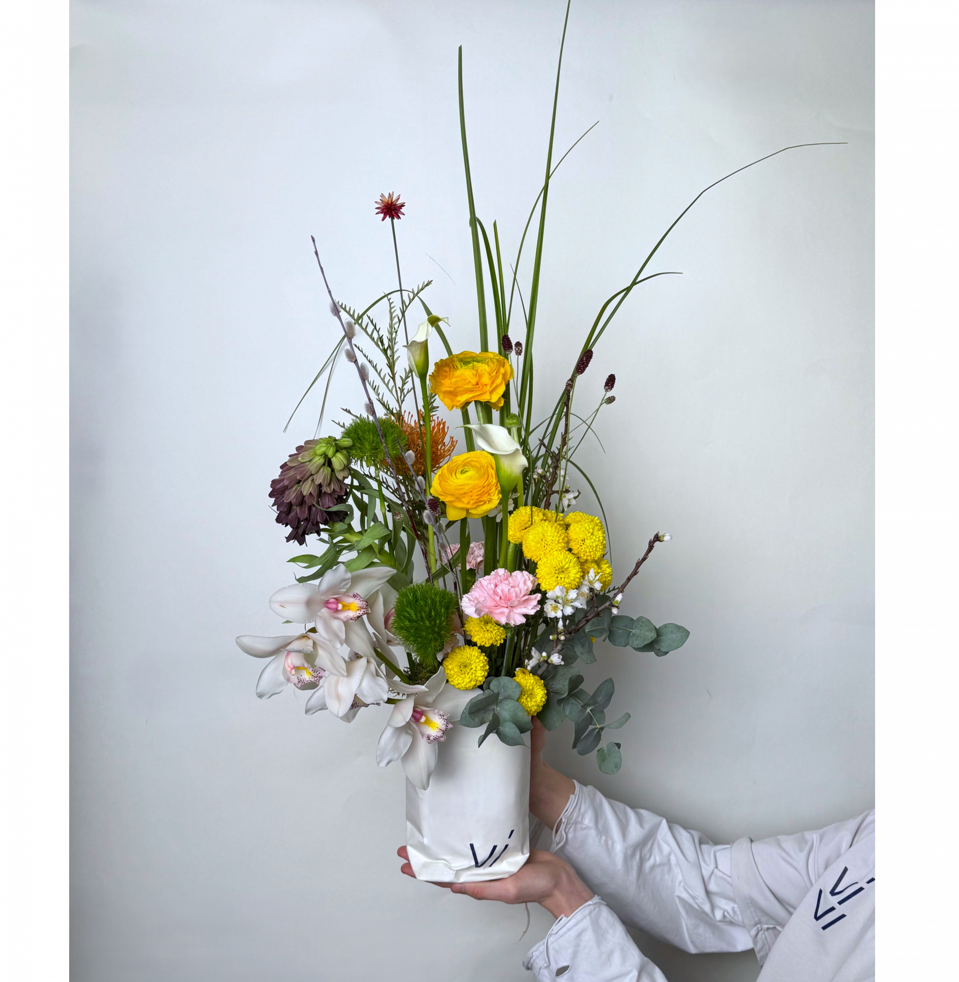 Кашпо из цимбидиума и ранункулюсов 