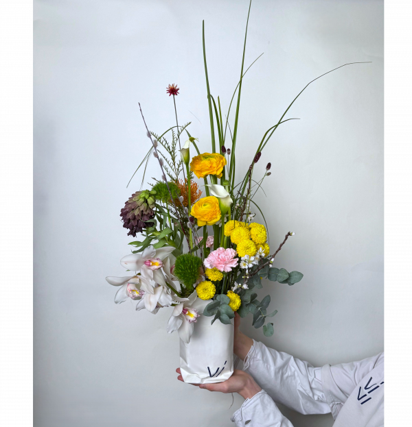 Кашпо из цимбидиума и ранункулюсов 