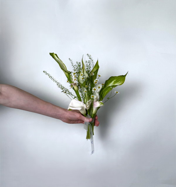 Букет из танацетума и калл 