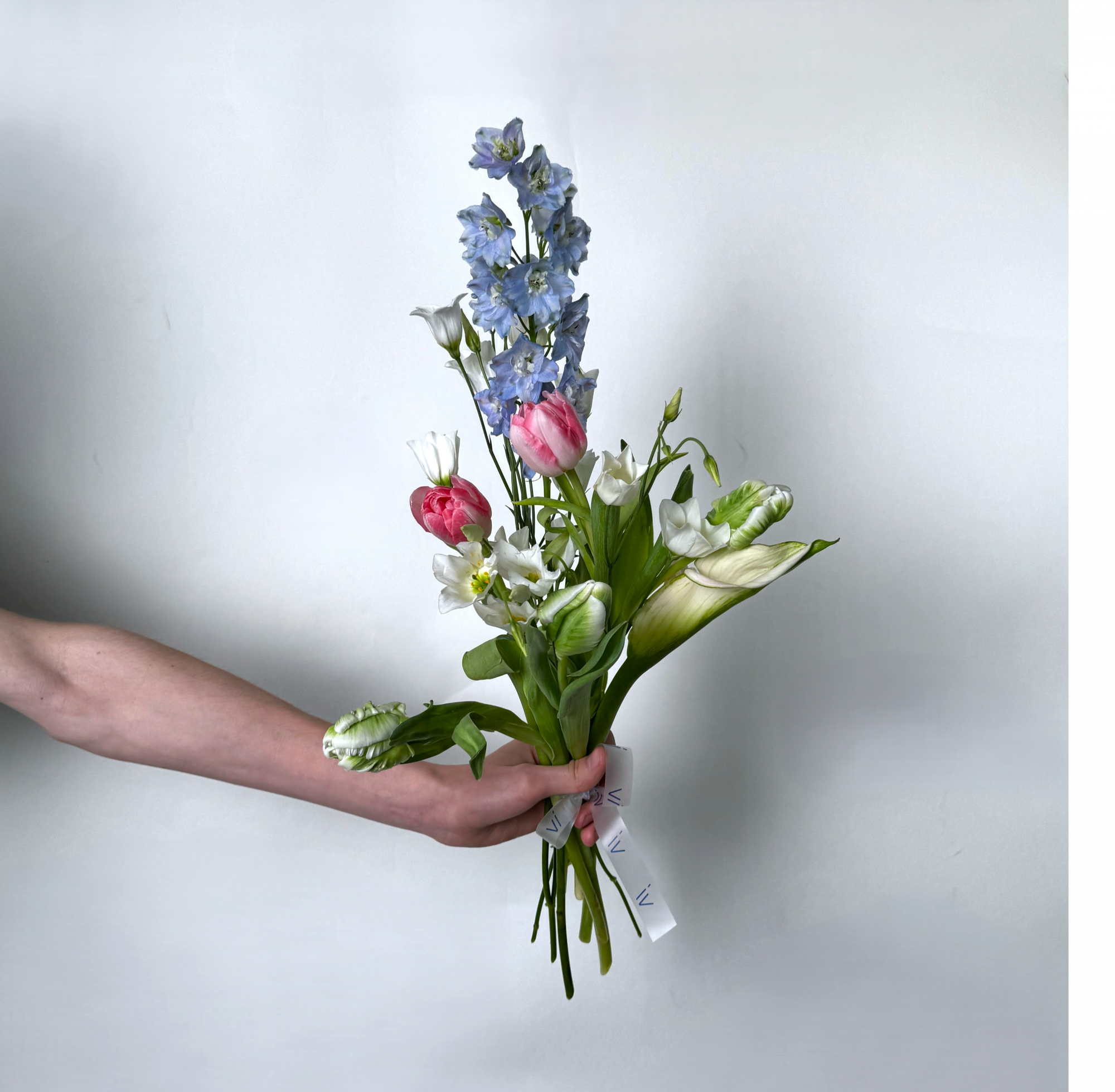 Букет из дельфиниума и тюльпанов