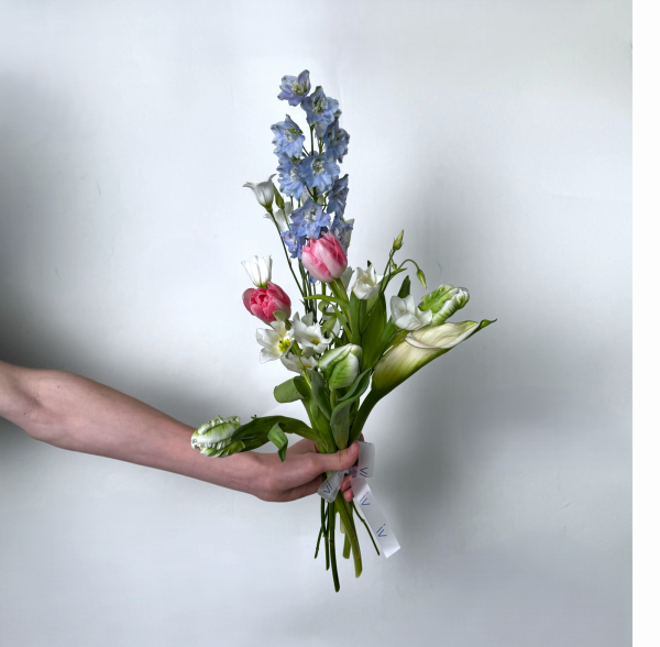 Букет из дельфиниума и тюльпанов