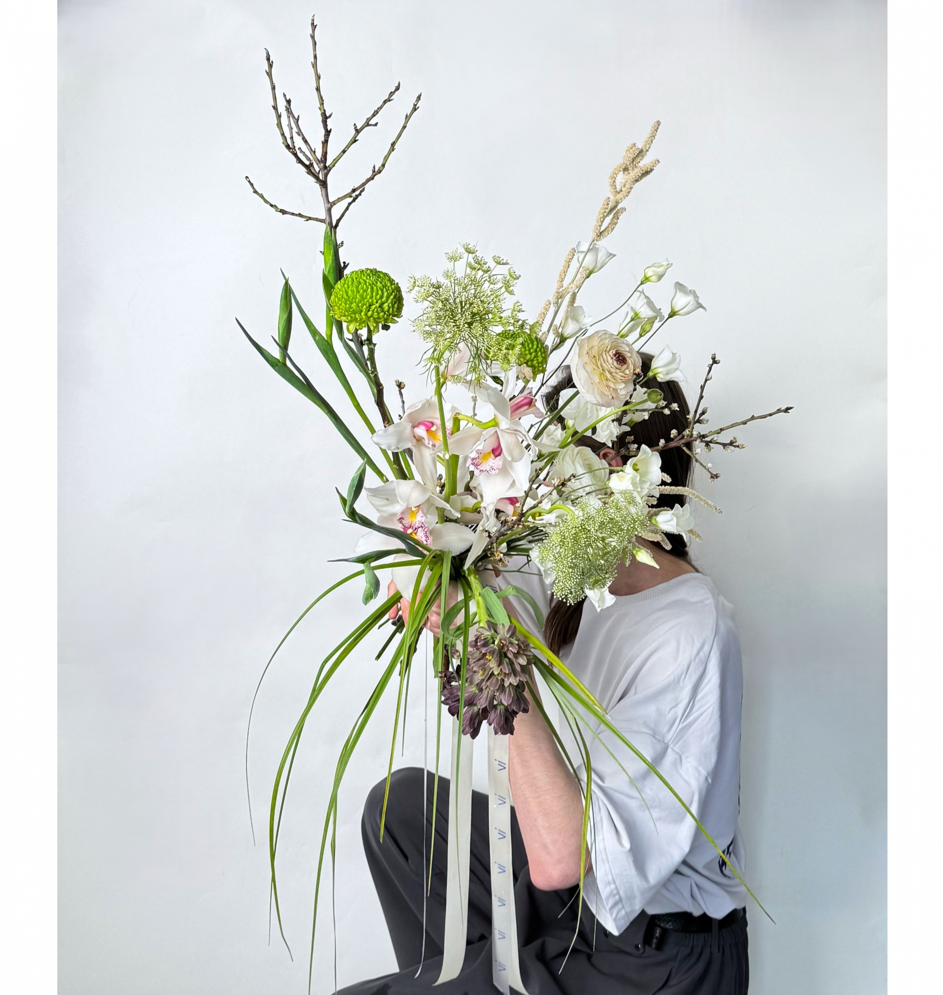 Букет из цимбидиума и амми виснага 