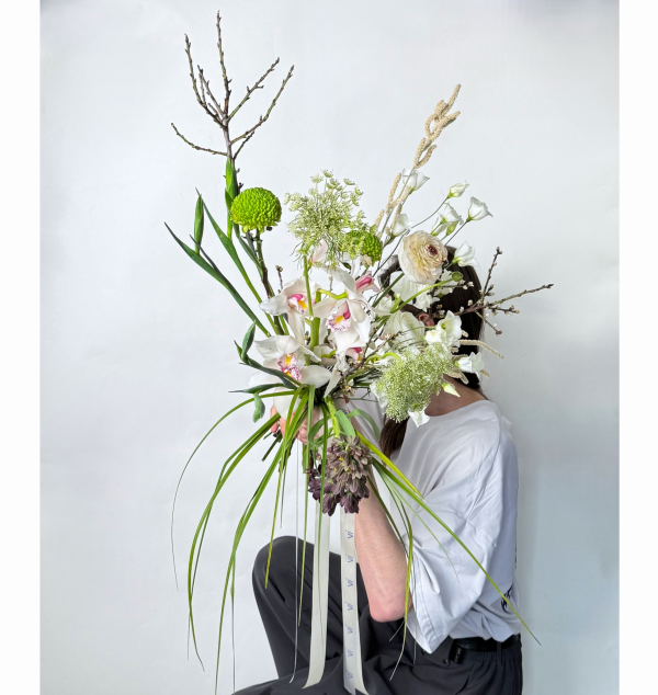 Букет из цимбидиума и амми виснага 