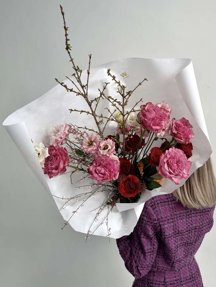 Букет с розами, лизиантусом и форзицией