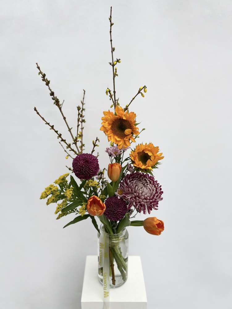 Букет с подсолнухами и хризантемами