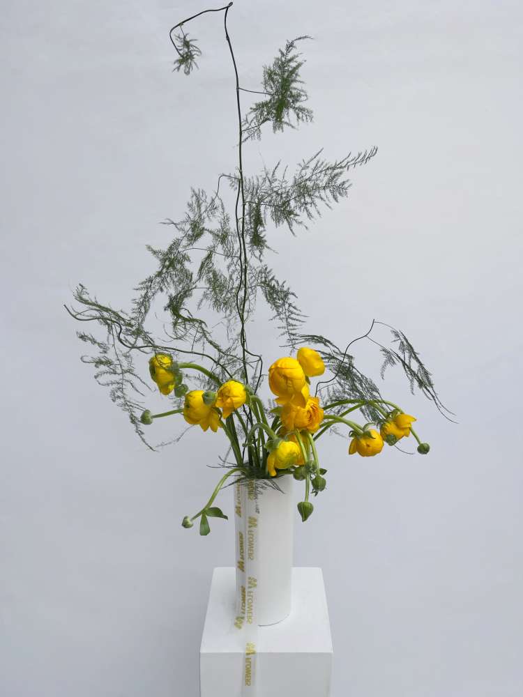 Букет из ранункулюсов и аспарагуса