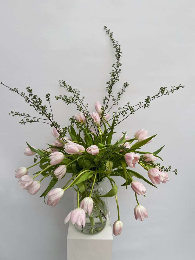 Букет из розовых тюльпанов и спиреи 