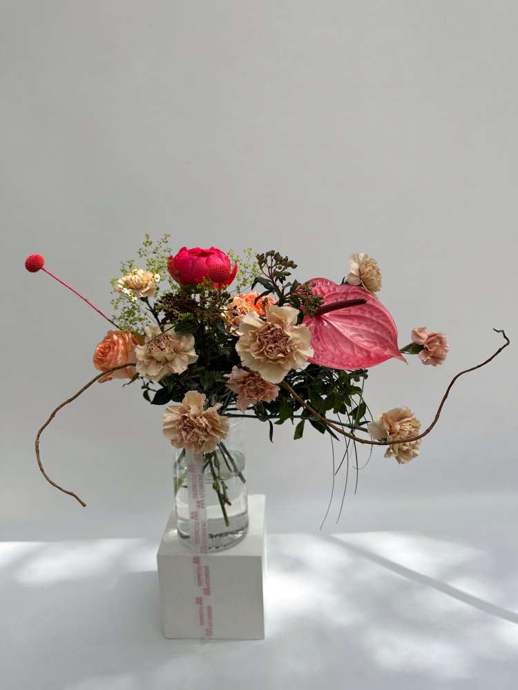 Букет с диантусами, розами и краспедией