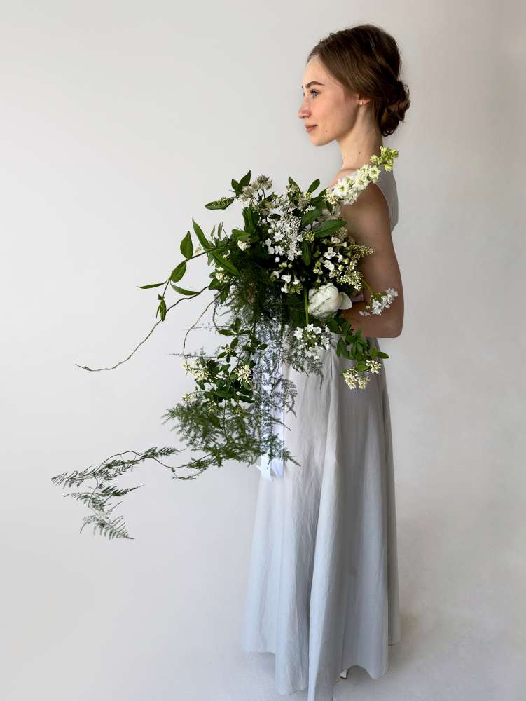 Букет с пионом, алиумом и аспарагусом