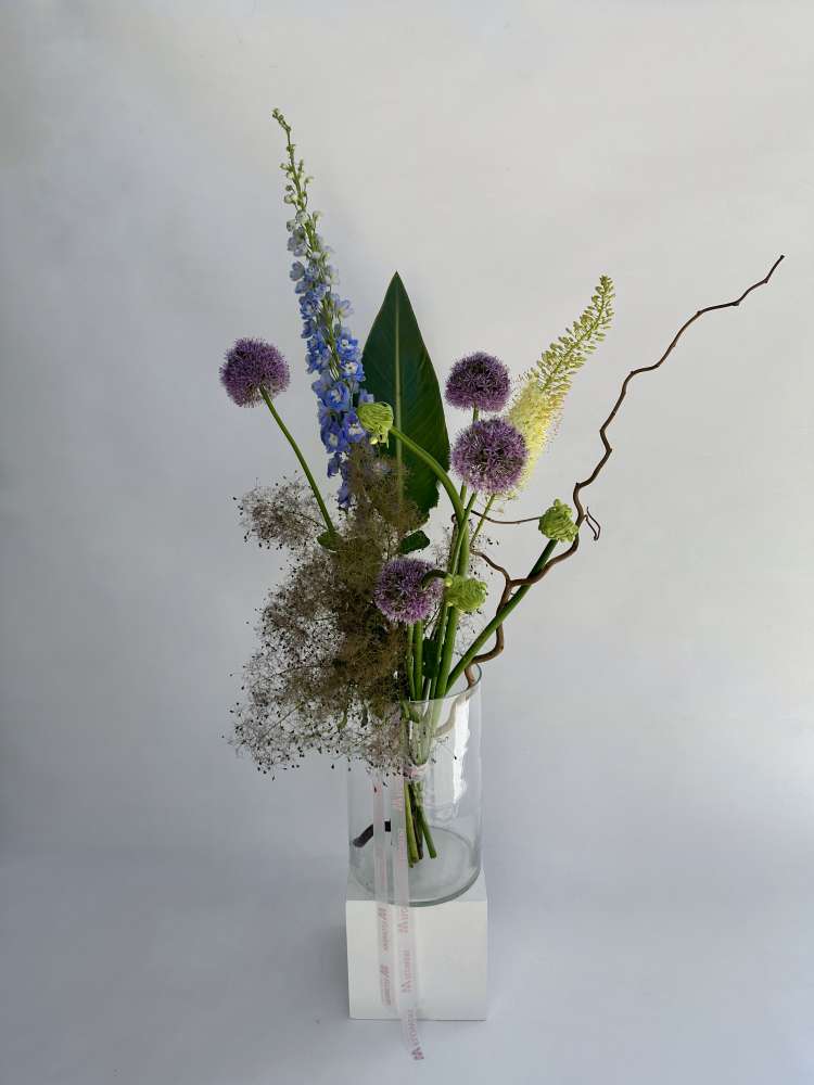 Букет с дельфиниумом, аллиумом и орнитогалумом