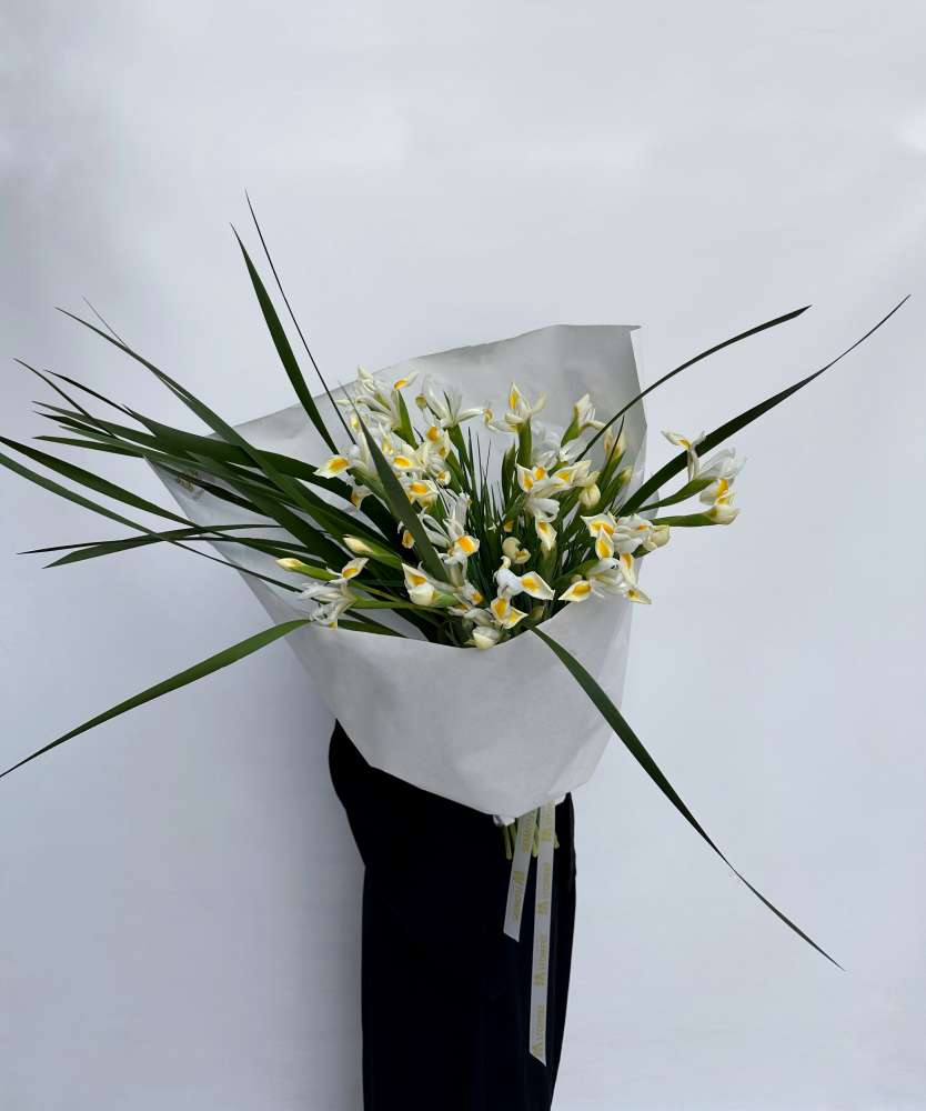 Букет из ирисов аляска и листьев тифы