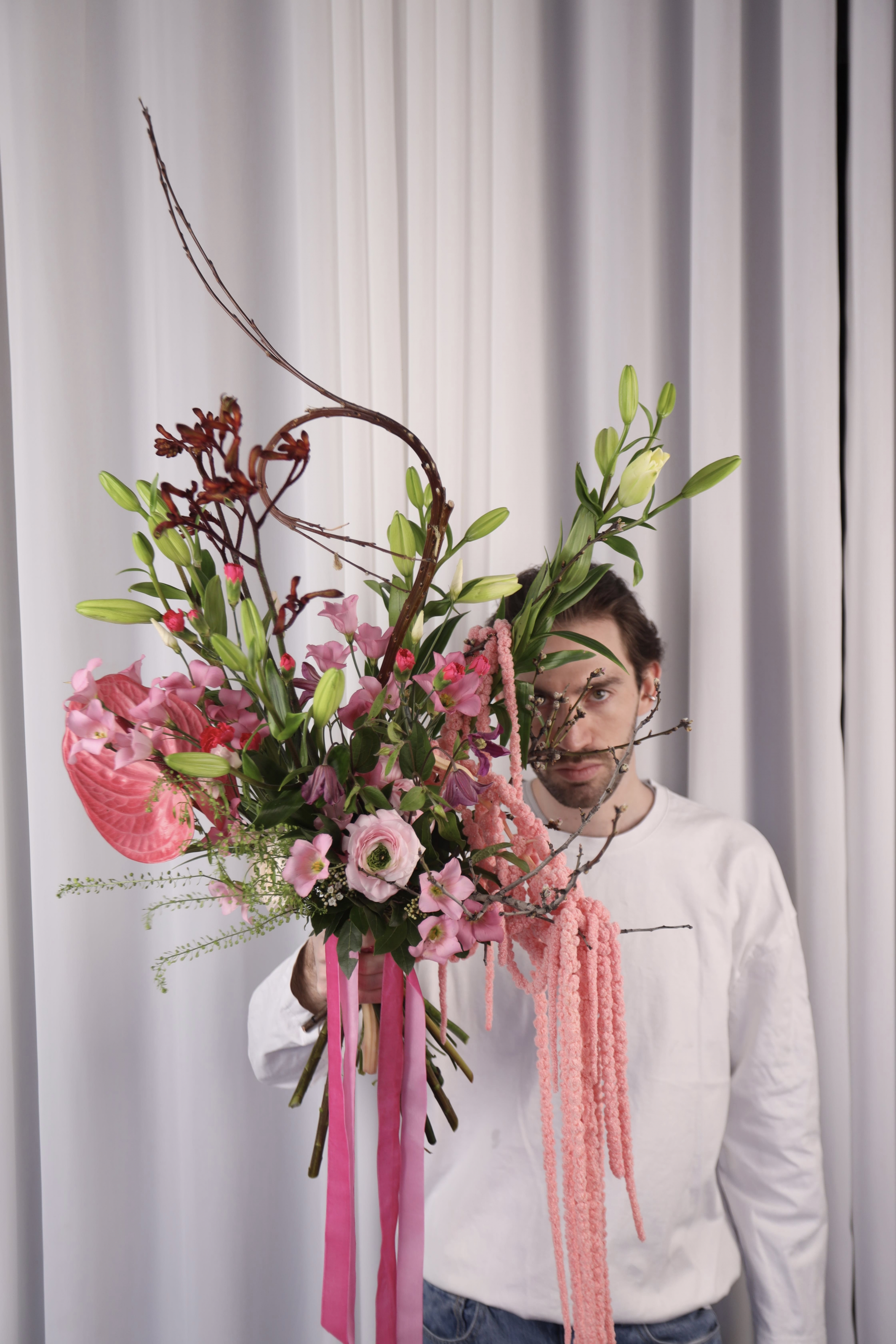 Букет из антуриума фламинго, ранункулюсов и лизиантуса эн ботаник 