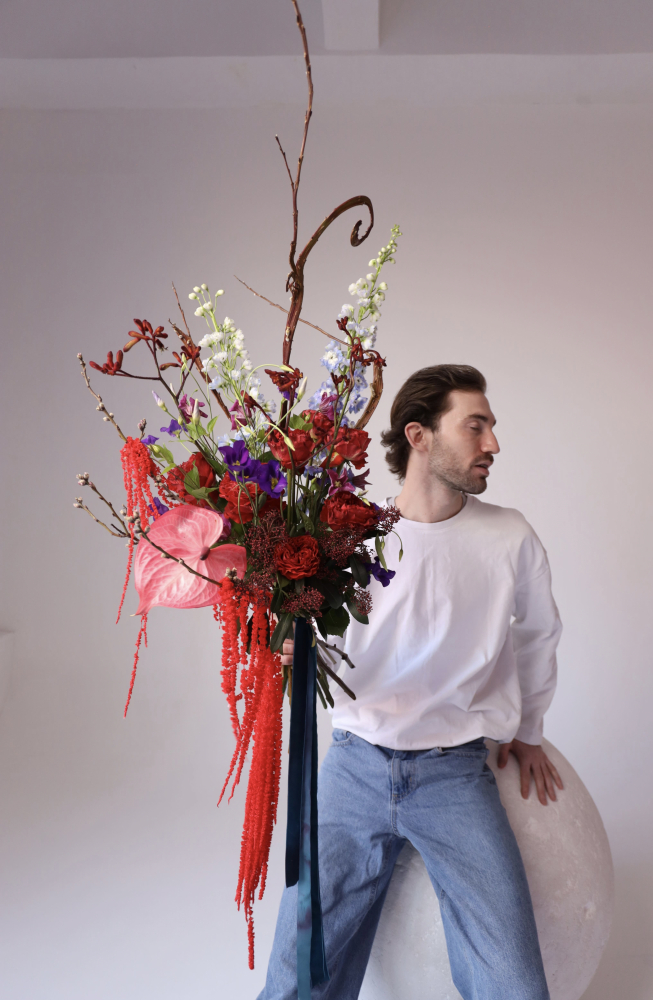 Букет из пионовидных роз ред монстр, голубого дельфиниума и антуриума