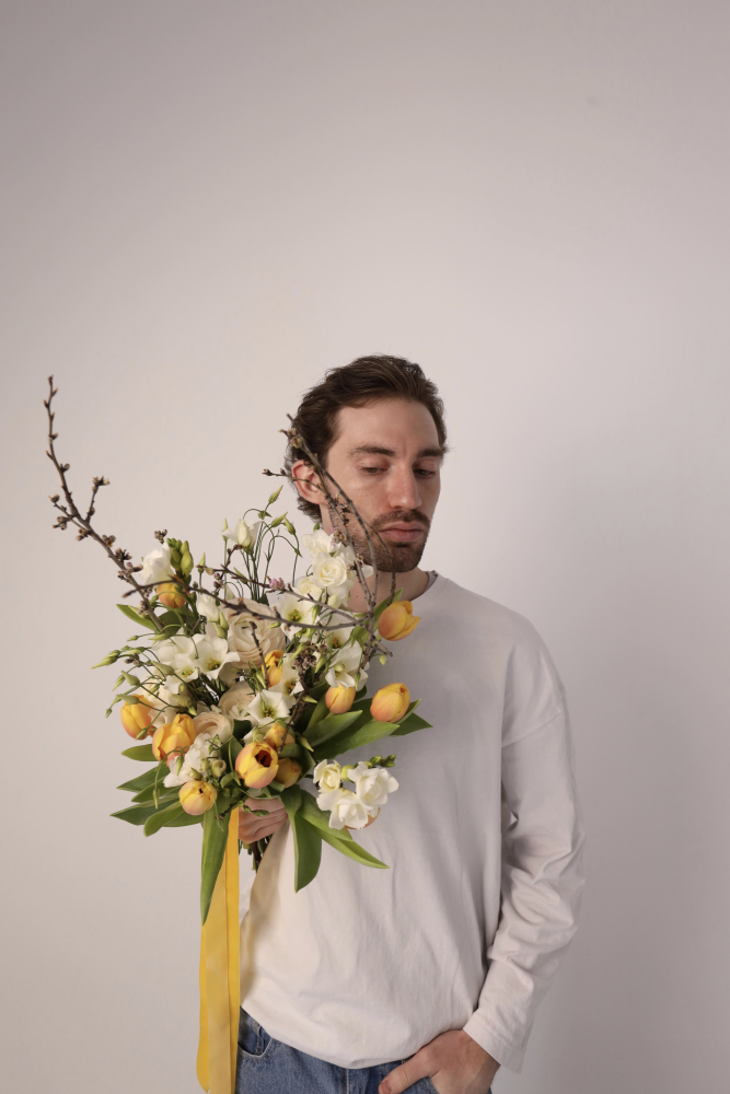 Весенний букет из белого лизиантуса эн ботаник, ярких тюльпанов и нежных ранункулюсов