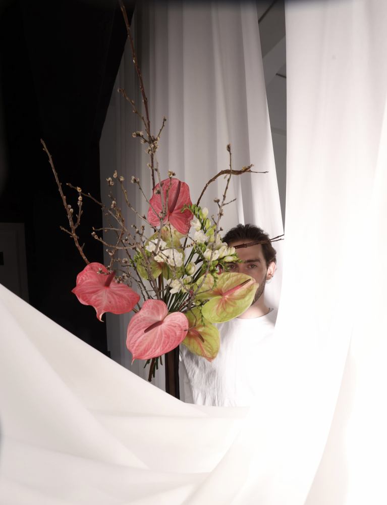 Букет из антуриумов, белой фрезии и саликса секка